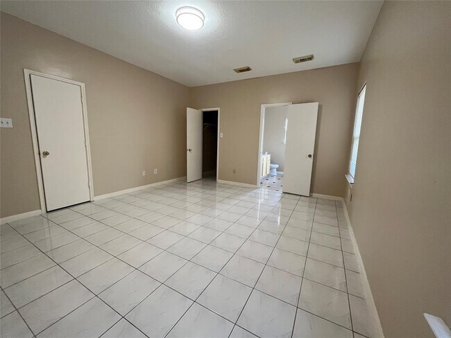 Building Photo - 11830 Meadow Pl Dr