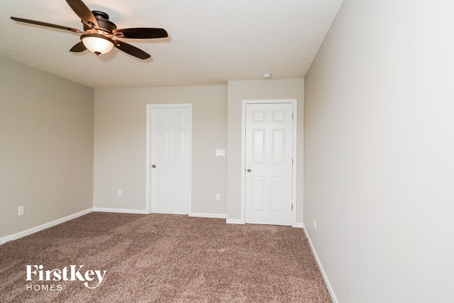 Building Photo - 1623 Woodside Cir
