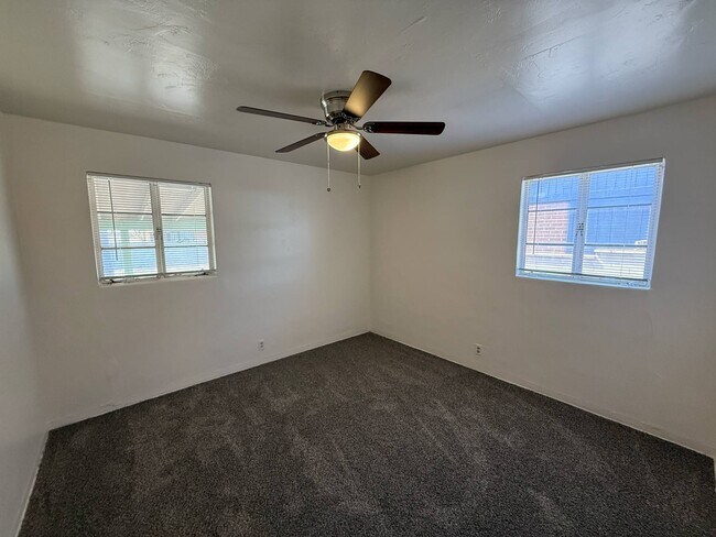 Building Photo - 1325 N Venice Ave