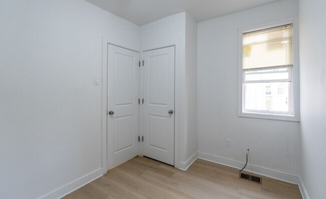 Building Photo - Newly rehabbed 3 bedroom 1.5 bath unit