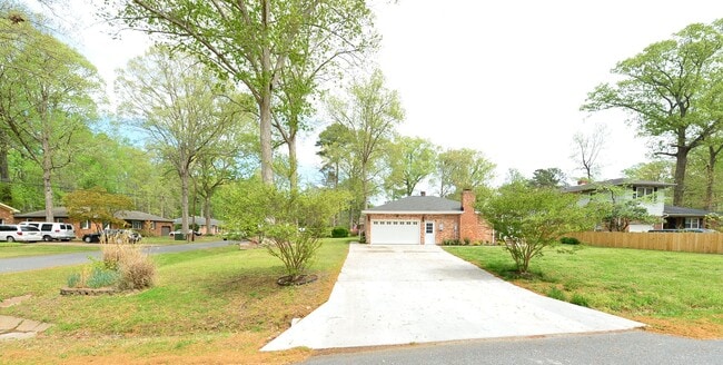 Building Photo - 817 Englewood Dr