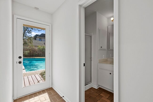 Building Photo - 365 Piney Point Rd