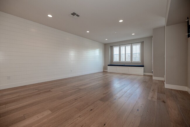 Building Photo - 196 E Main Ave