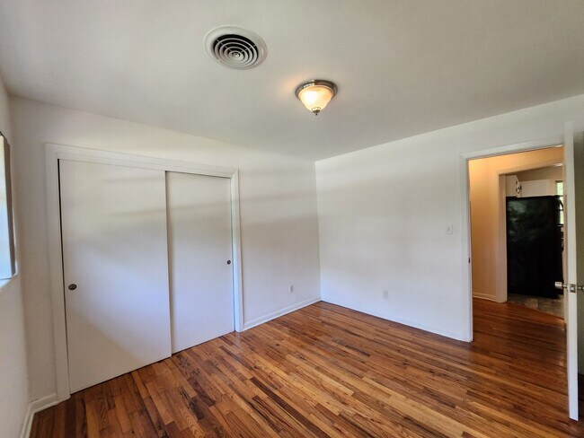 Building Photo - Charming 4 bedroom home for rent close to hospitals with wood floors. Available early August 2026...