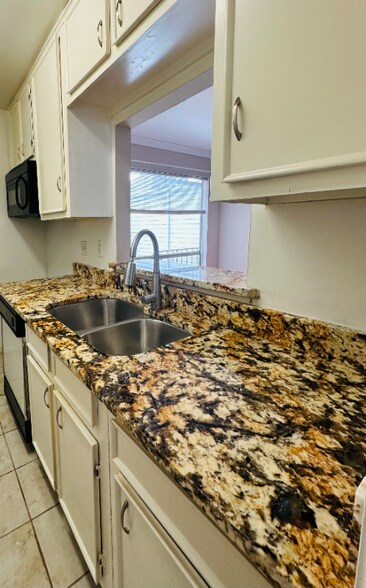 Building Photo - 1414 Castle Ct