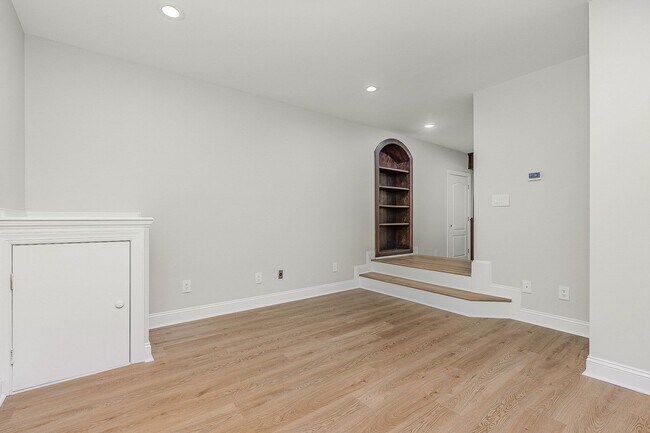 Building Photo - Stylish Renovation with Golf Course Views ...