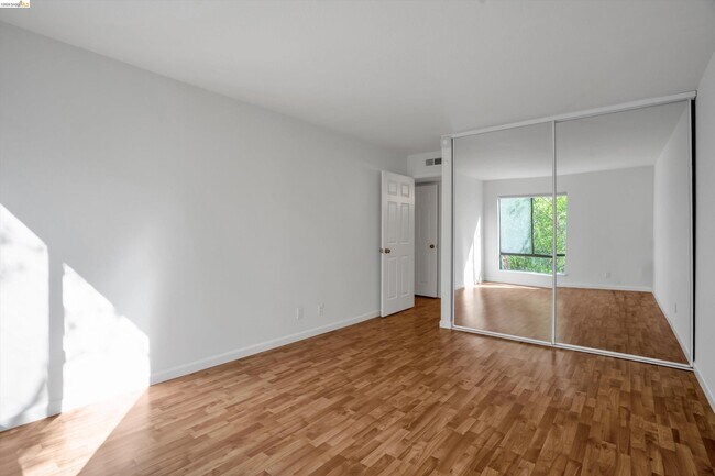 Building Photo - 490 N Civic Dr