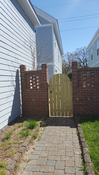 Courtyard Entrance - 1133 N Blount St