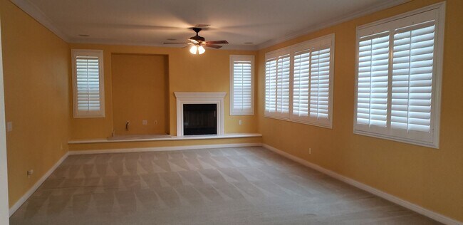 Building Photo - 70 Vía De La Valle