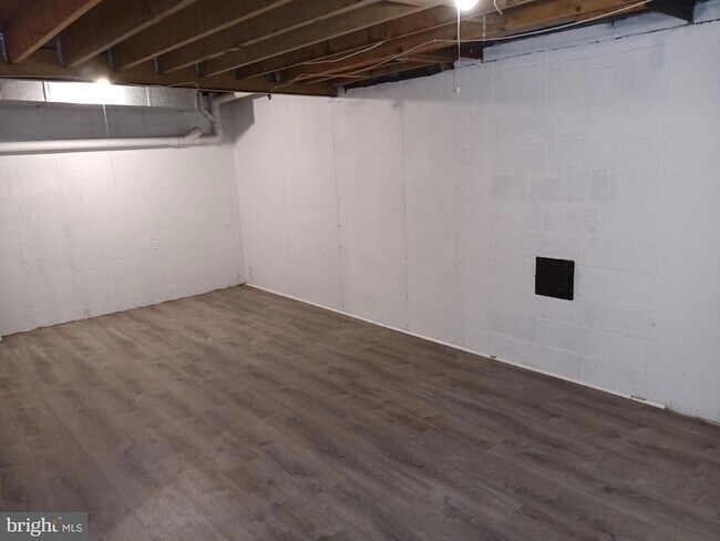 Building Photo - 345 Silver Ridge Dr