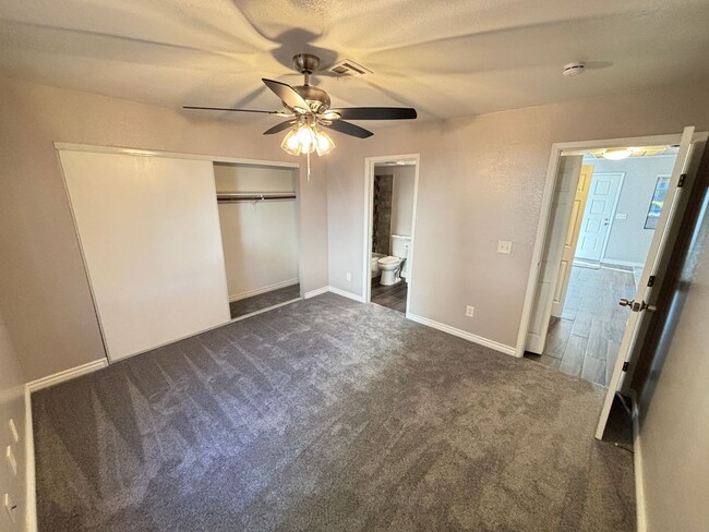Building Photo - Gorgeous 2Bed/2Bath Condo located just out...