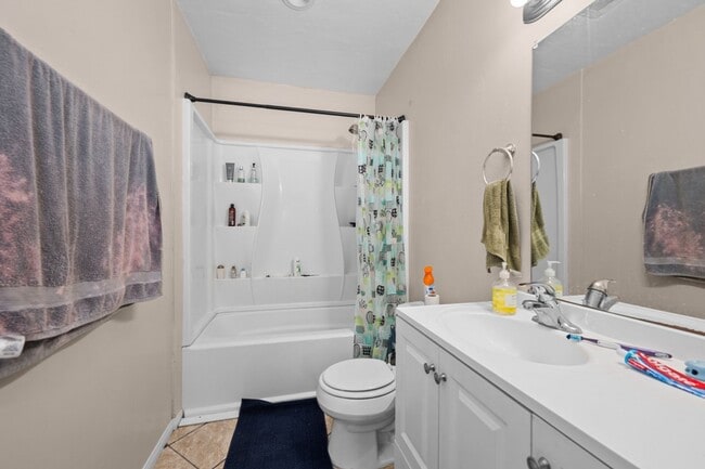 Building Photo - Spacious bedrooms!