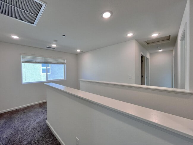 Building Photo - 537 Farmhouse Ln