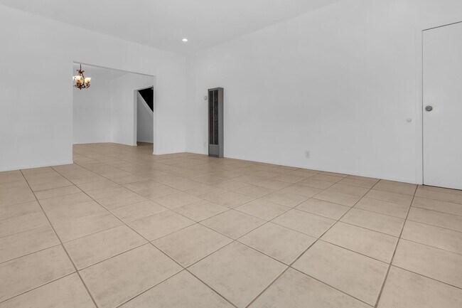 Building Photo - 915 E 91st St