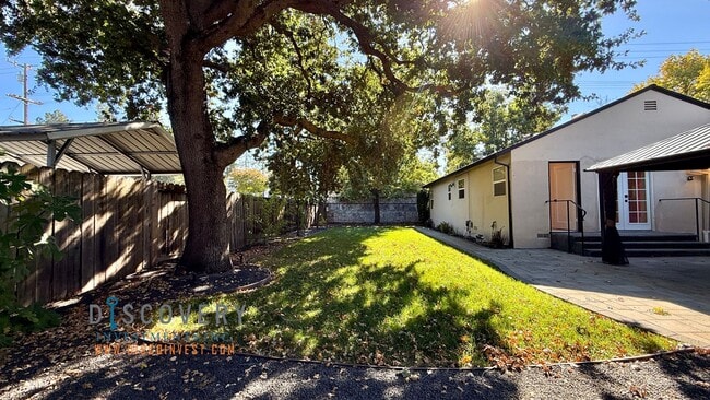 Building Photo - Your Ideal Modern Retreat with Enclosed Yard