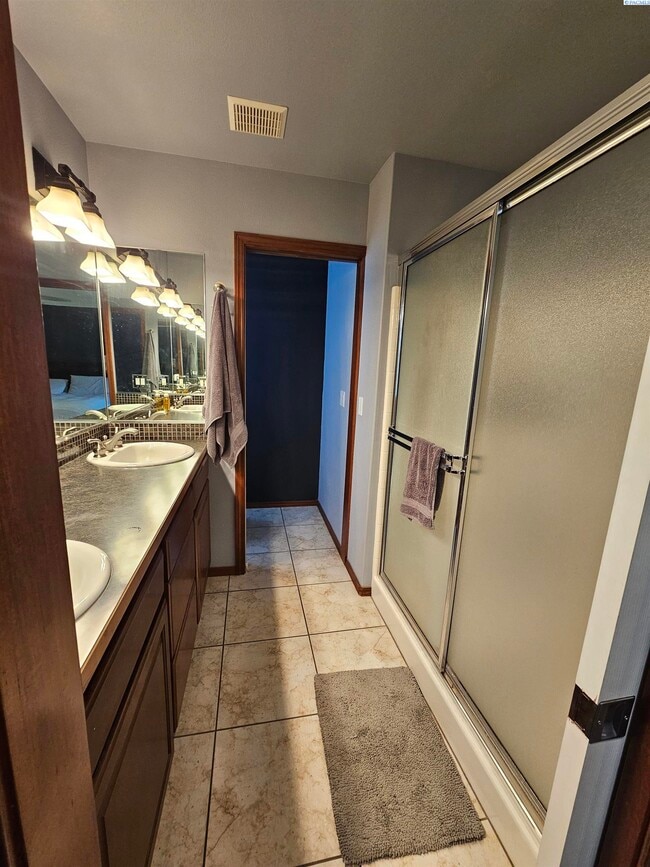 Building Photo - Well Kept Townhouse with Yard Care Included