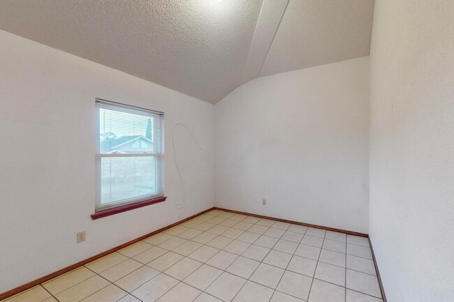 Building Photo - Charming 3 bedroom 2 bath home in Northeas...