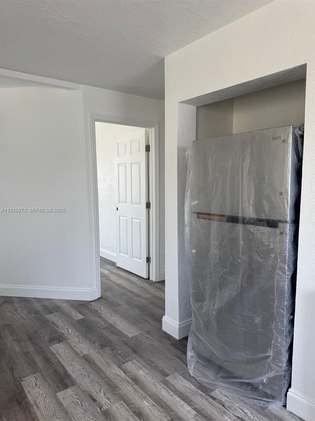 Building Photo - 46 S Oleander Ave