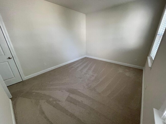 Building Photo - 489 Spring Hollow Dr