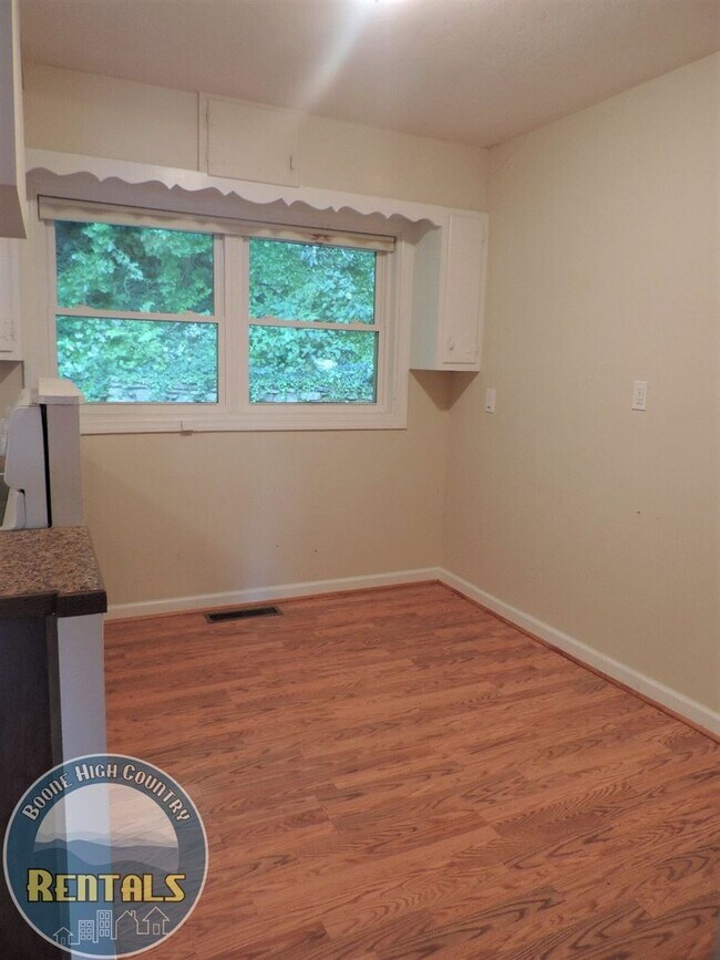 Building Photo - 3bd/2ba Ranch-Style Home Central to Boone
