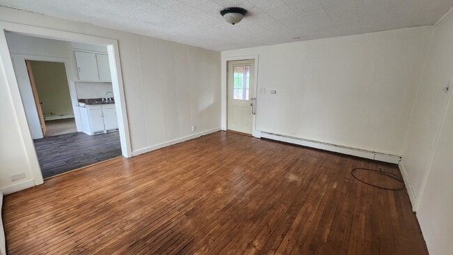 Building Photo - 2 Bedroom, 1 Bathroom with Laundry & Off Street Parking - Available August 1st!