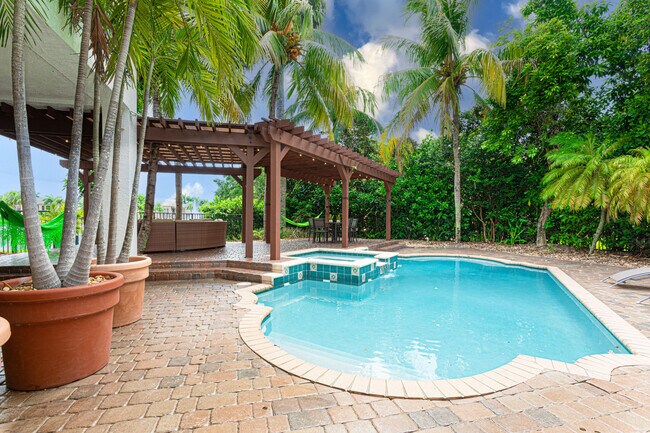 Building Photo - 10703 Versailles Blvd