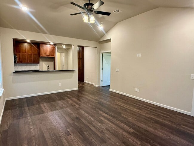 Building Photo - Beautiful 2 Bed 2 Bath! $500 Off First Ful...