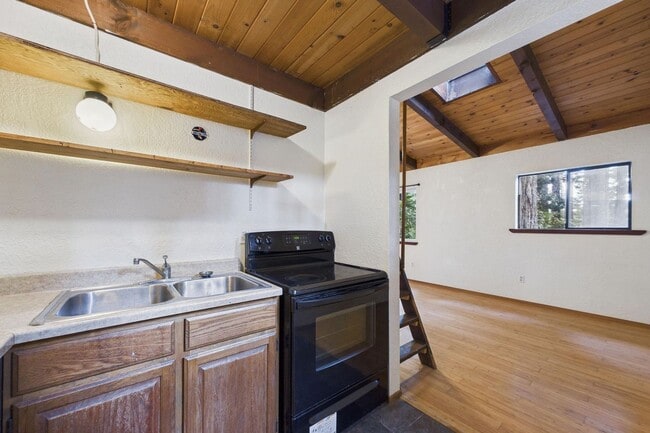 Building Photo - 2910 Greenbriar Ln