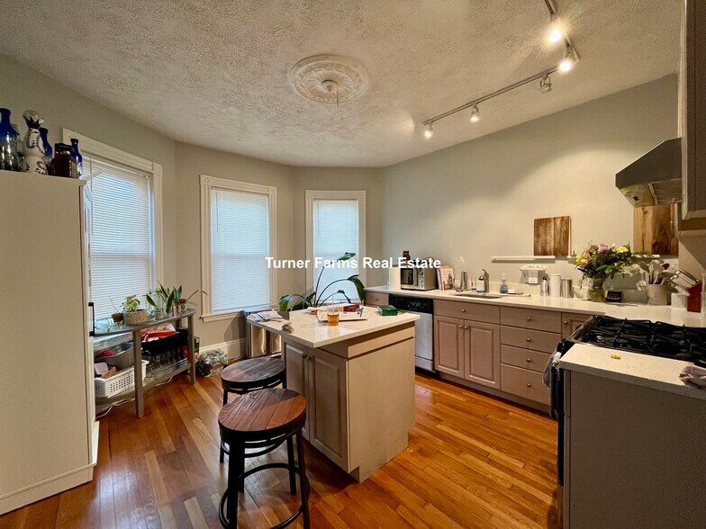 Primary Photo - 24 Pond St