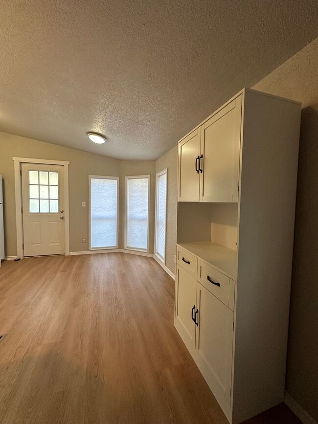 Building Photo - Adorable home in La Pine area, 1.5 acres fully fenced!!