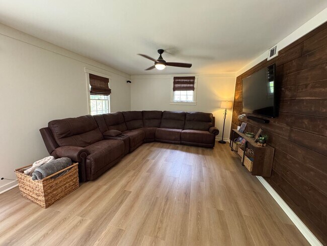 Building Photo - Executive Rental 4 bed 3 bath home in the heart of Country Club