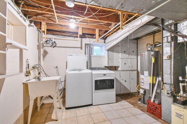 Building Photo - Charming Rambler - Close to Downtown Silve...