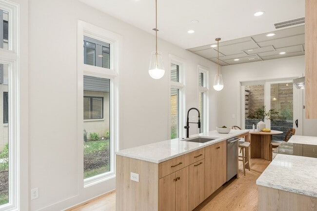 Building Photo - Stunning End Unit Townhome in Salemtown