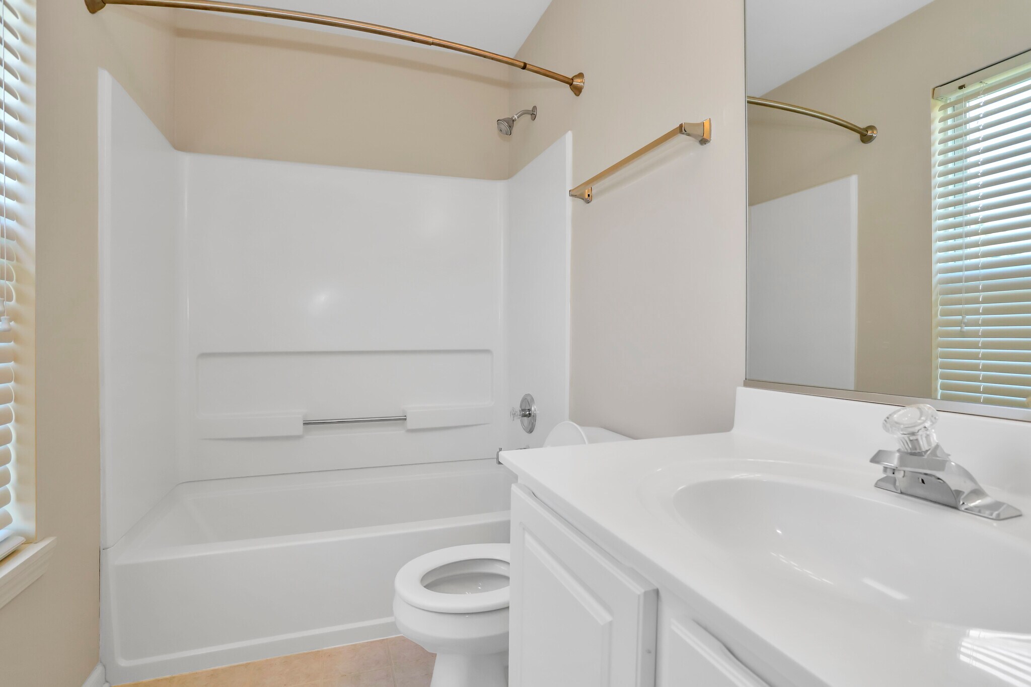 Building Photo - 2165 Sunrise Cir