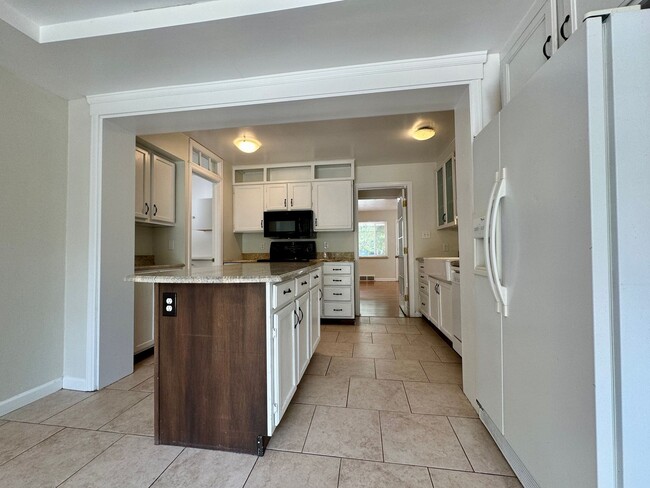 Building Photo - Beautiful 2 bedroom, 1.5 bathrooms plus an office!! Available NOW!