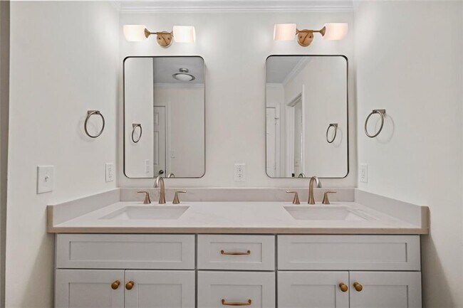 Building Photo - 11 Paces W Dr NW