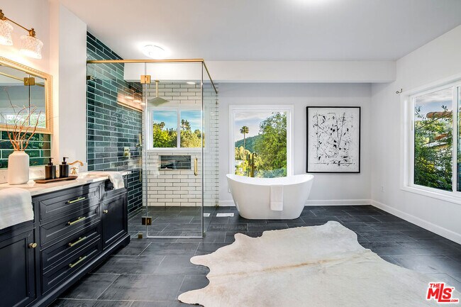 Building Photo - 3323 N Knoll Dr