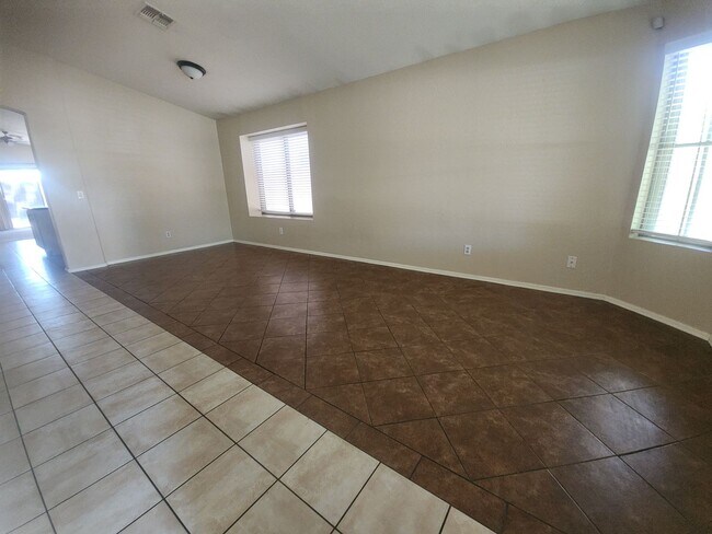 Building Photo - Spacious Home with Mountain views Near Downtown