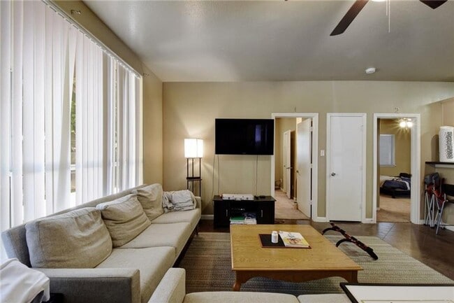 Building Photo - 4X2 West Campus Condo Under $900 Per Bedroom