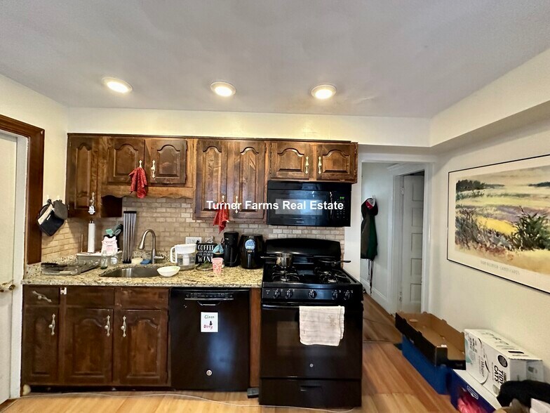 Building Photo - 352 Main St