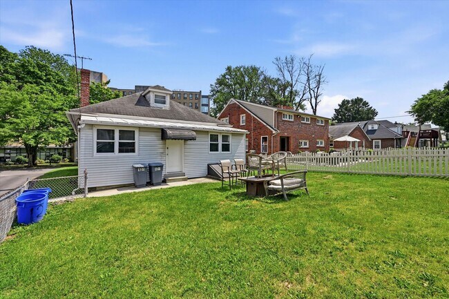 Building Photo - Student Rental next to WCU Campus | 3 Bed Single Family Home w/ Covered Front Porch, Yard & Basem...