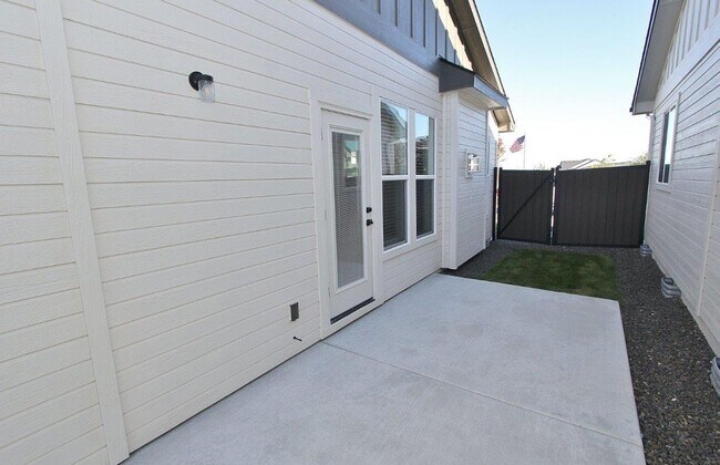 Building Photo - Immaculate Single-Level Patio Home
