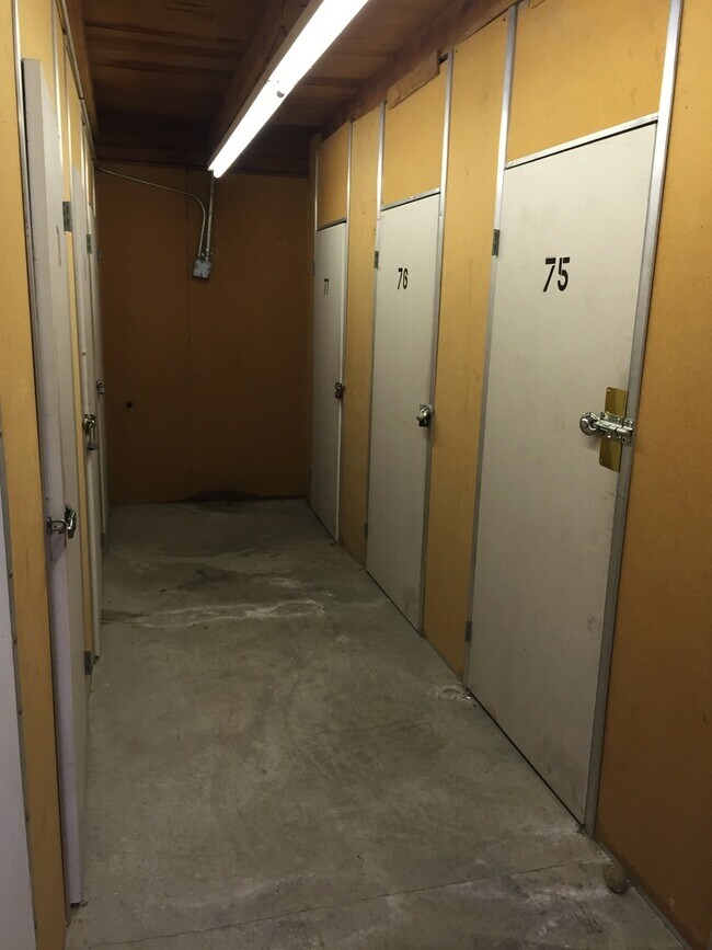 Building Photo - Spacious 1 bedroom/1 bathroom downstairs condominium.