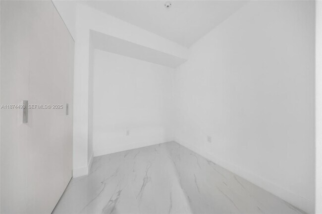 Building Photo - 700 NE 24th St