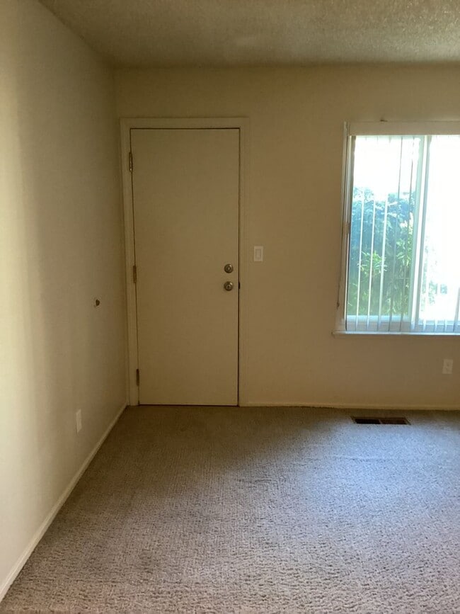 Building Photo - ONLY $1,350.00 PER MONTH - DON'T MISS OUT ON THIS CUTE GROUND FLOOR -2 BEDROOM/1BATH CONDO IN GAT...