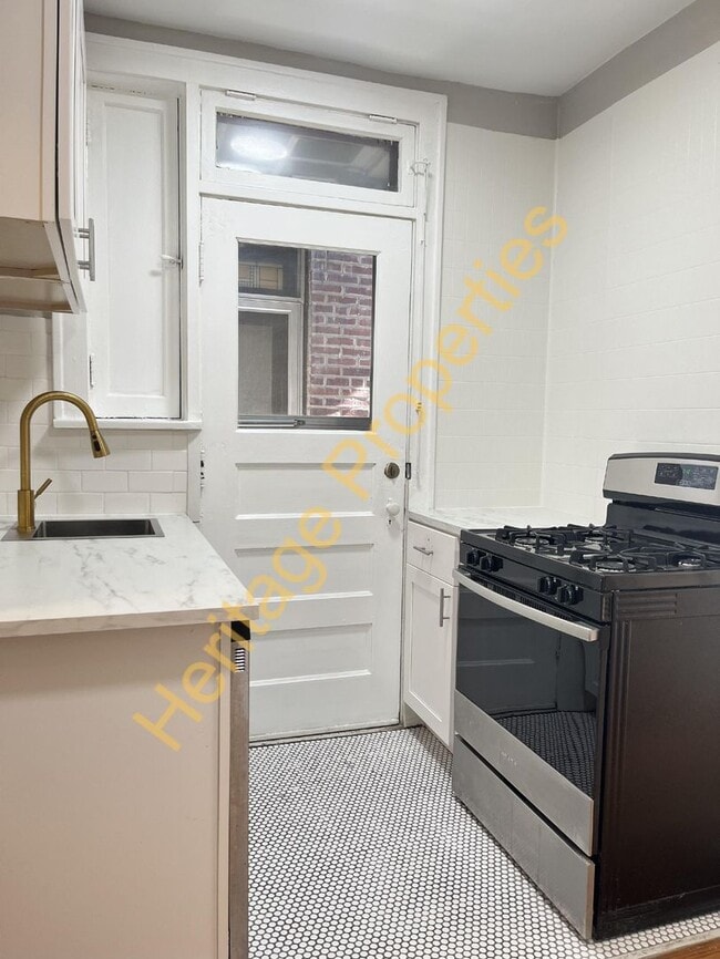 Building Photo - Freshly Updated Southampton 1 Bedroom