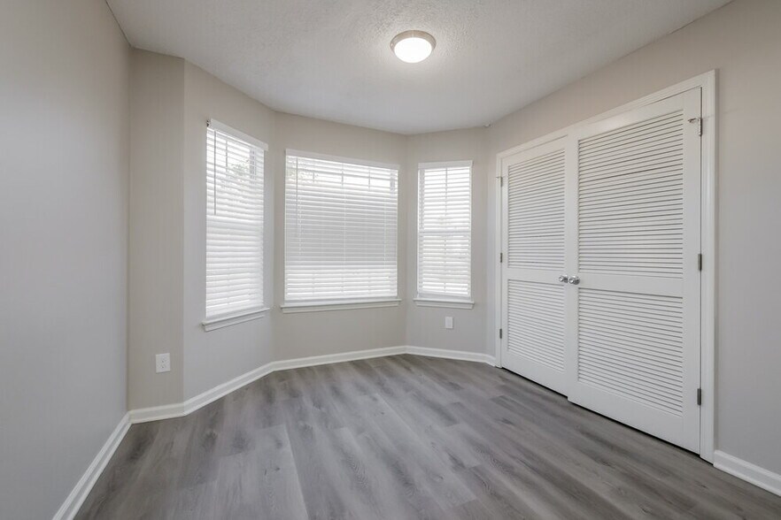 Building Photo - 898 Tara Bend