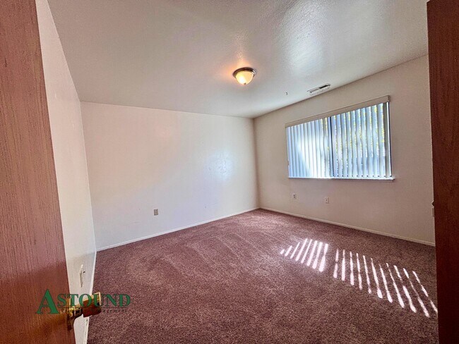 Building Photo - 311 Country View Ln