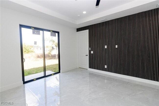 Building Photo - 849 Duplex St E