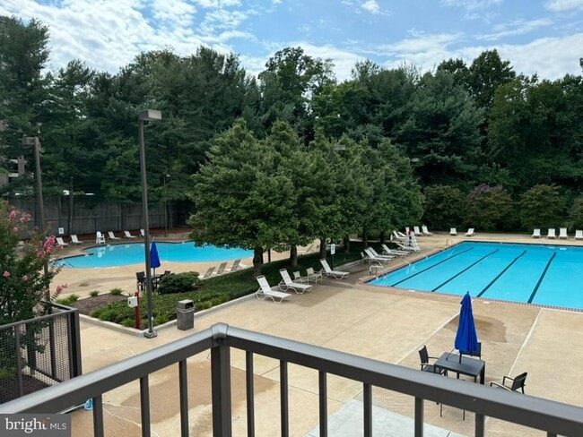 Building Photo - 1800 Old Meadow Rd